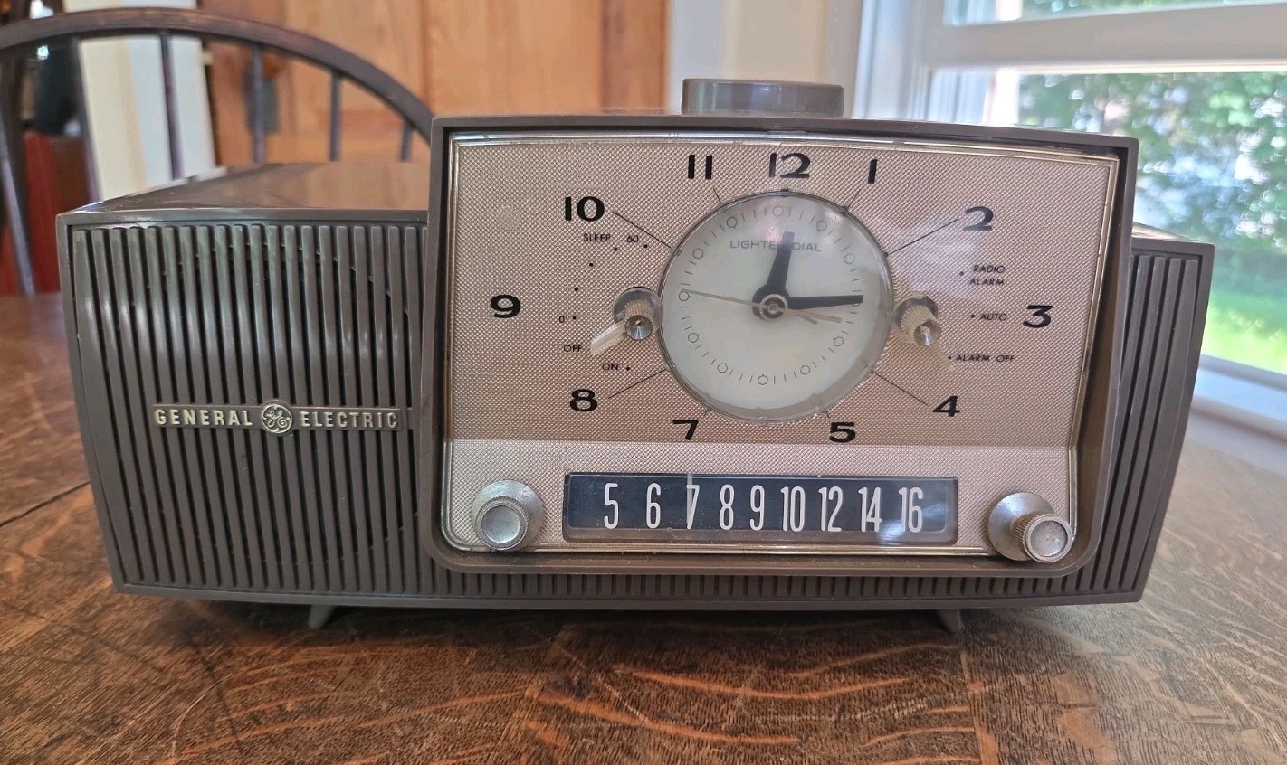 Vintage GE Clock Radio Model C-482B Powers On, Clock Works 