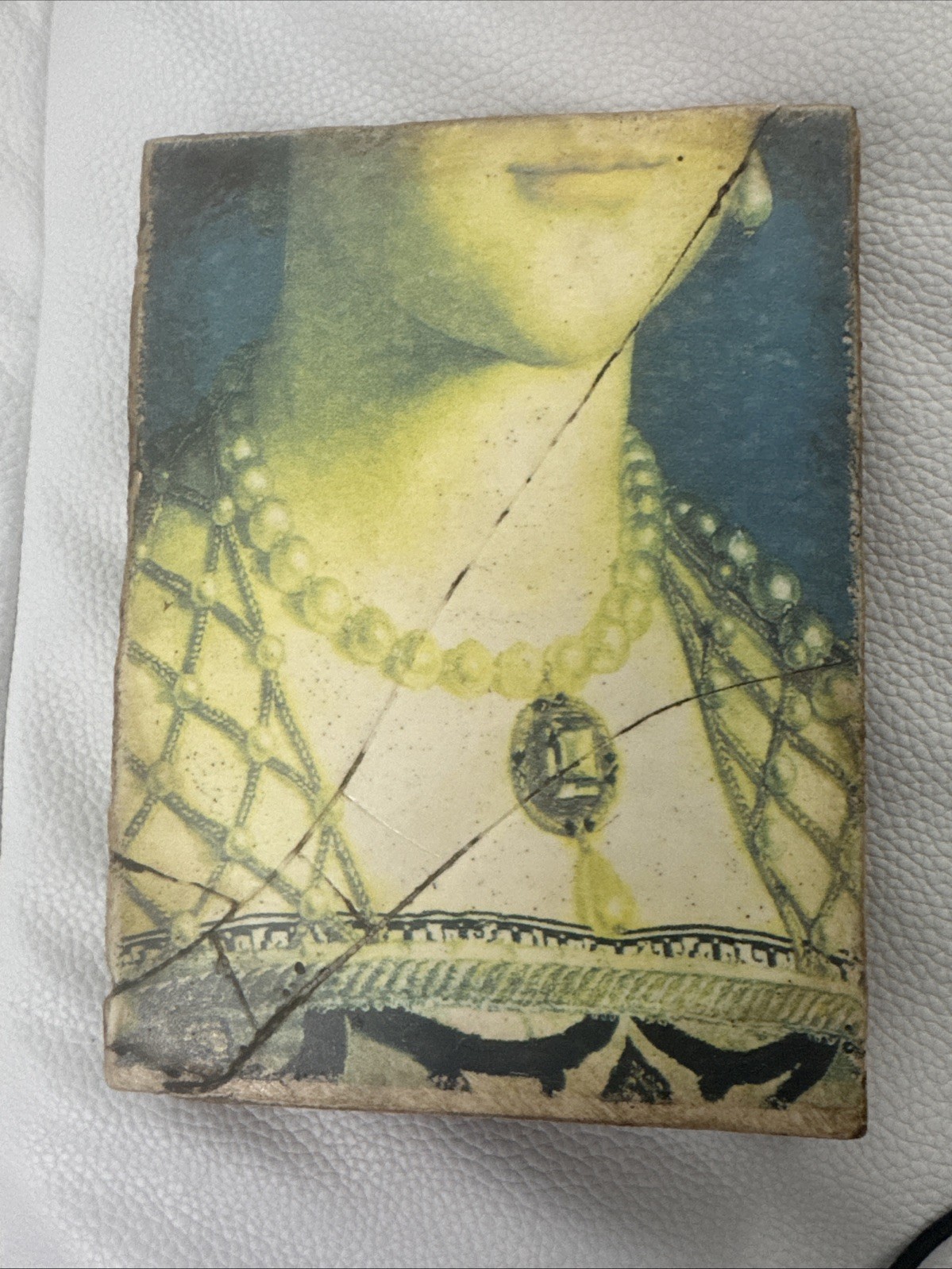SID DICKENS TILE – I04 JEWELLED GOWN (RETIRED)