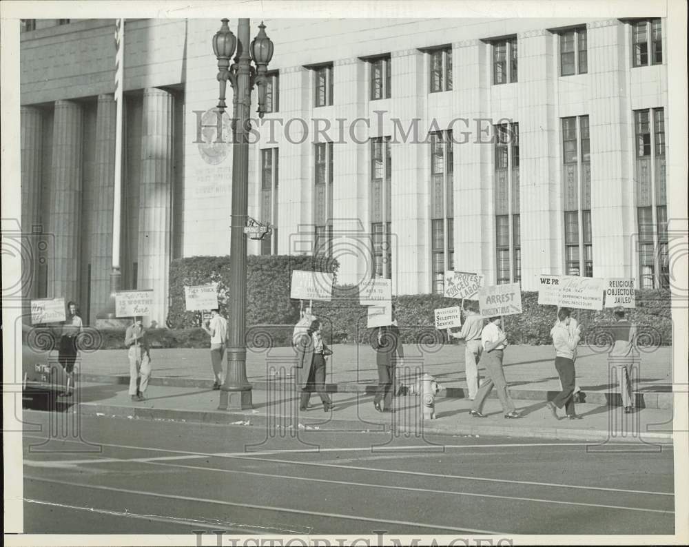 1946 Press Photo Conscientious Objectors Picket Los Angeles Federal Building