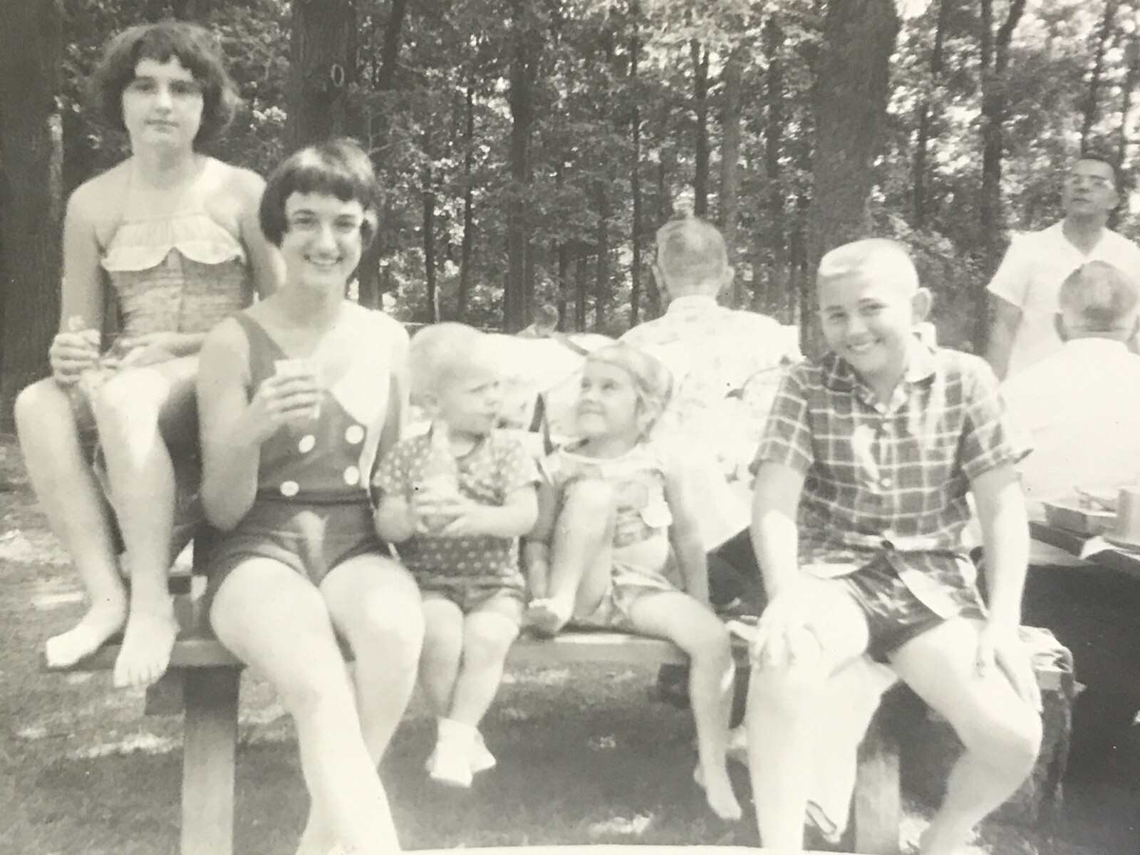 vtg 4th of july photo of family on picnic table snapshot Summer Fun v2539