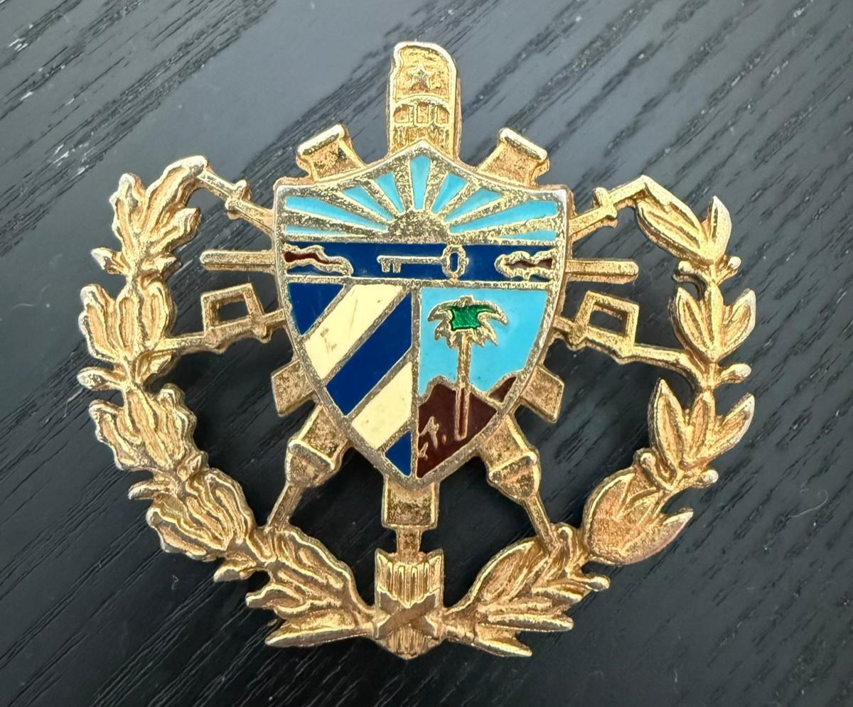 RARE CUBA CUBAN MEDAL SHIELD PIN BADGE REVOLUTION REPUBLIC MILITARY COLLECTIBLE