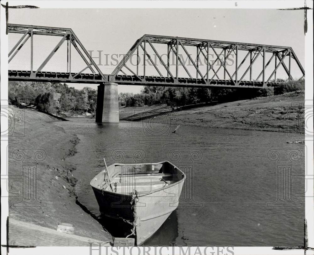 1969 Press Photo Fishing boat tied to moorings along Platte River - lra84914