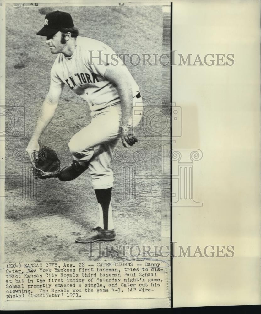 1971 Press Photo Danny Cater, New York Yankees first baseman, tries to distract