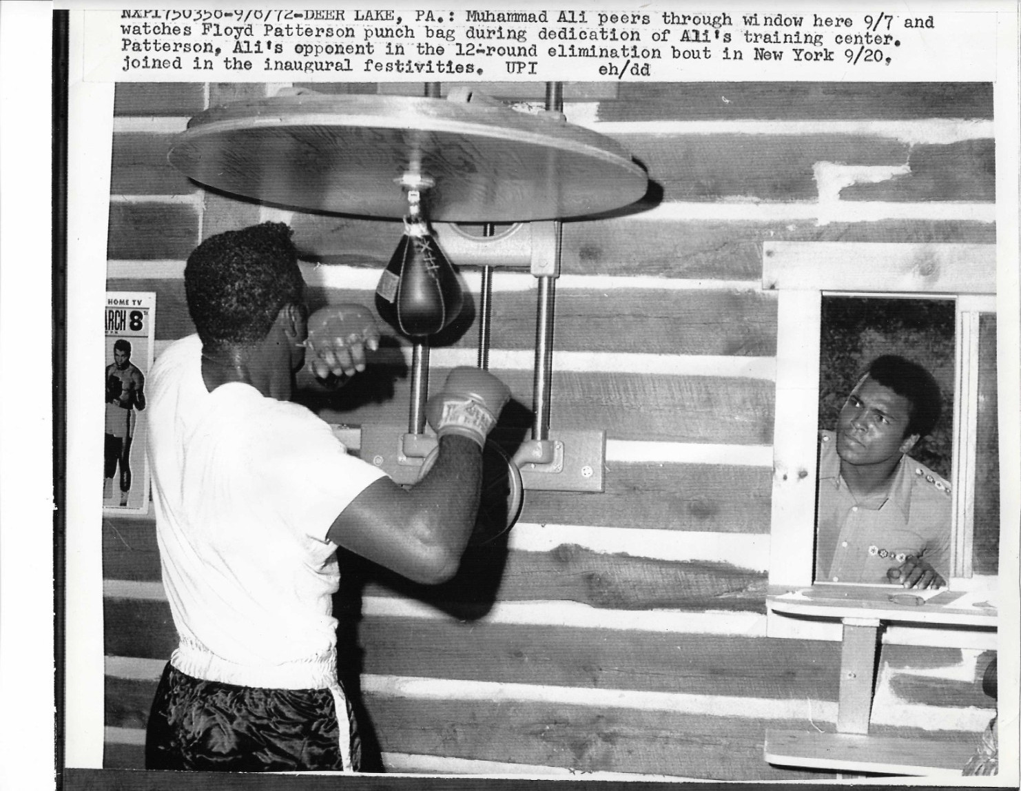 Muhammad Ali SPIES on Floyd Patterson vintage 1972 press UPI 8x10 photo
