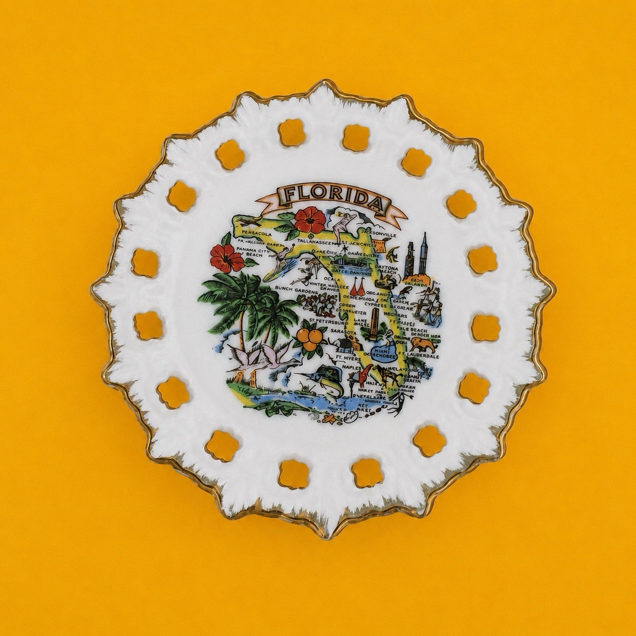 🦩 Vintage Florida Souvenir Decorative Plate Kitsch 60s 70s Gold Wall Decor