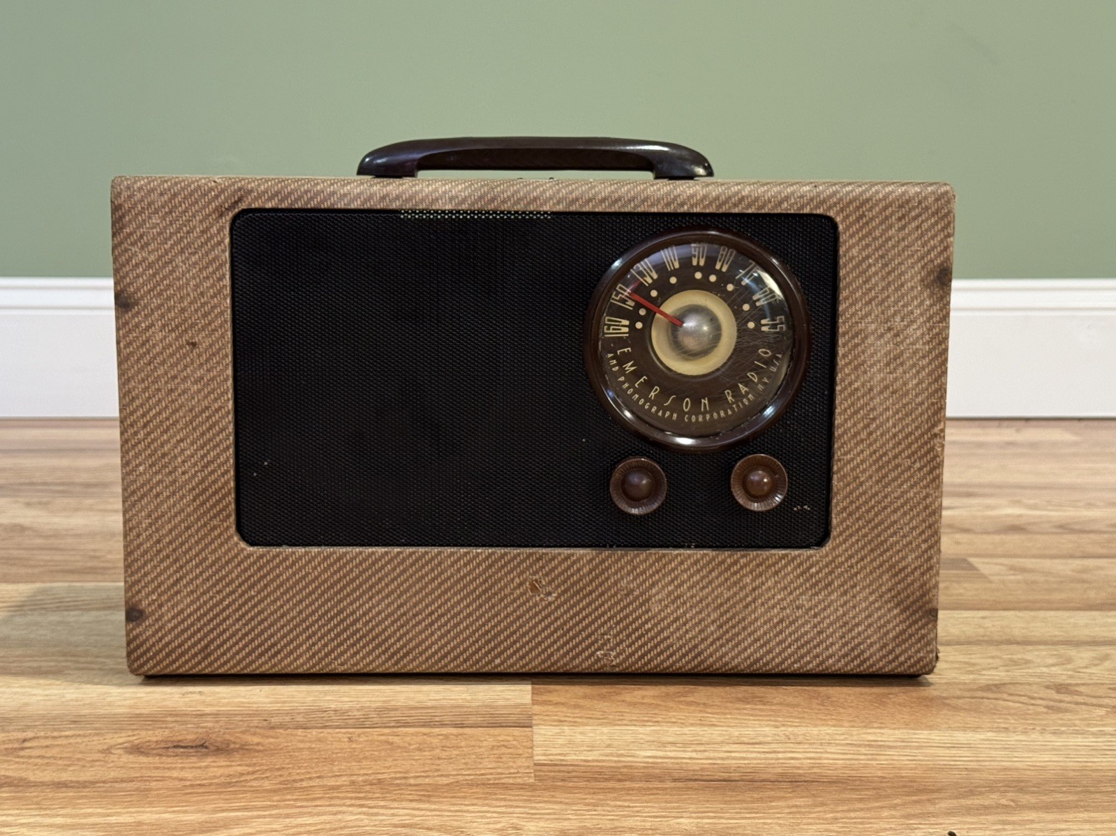 Emerson Model 523 7 Tube Radio 1946 - 1947 Suitcase Tabletop Model (SEE VIDEO)
