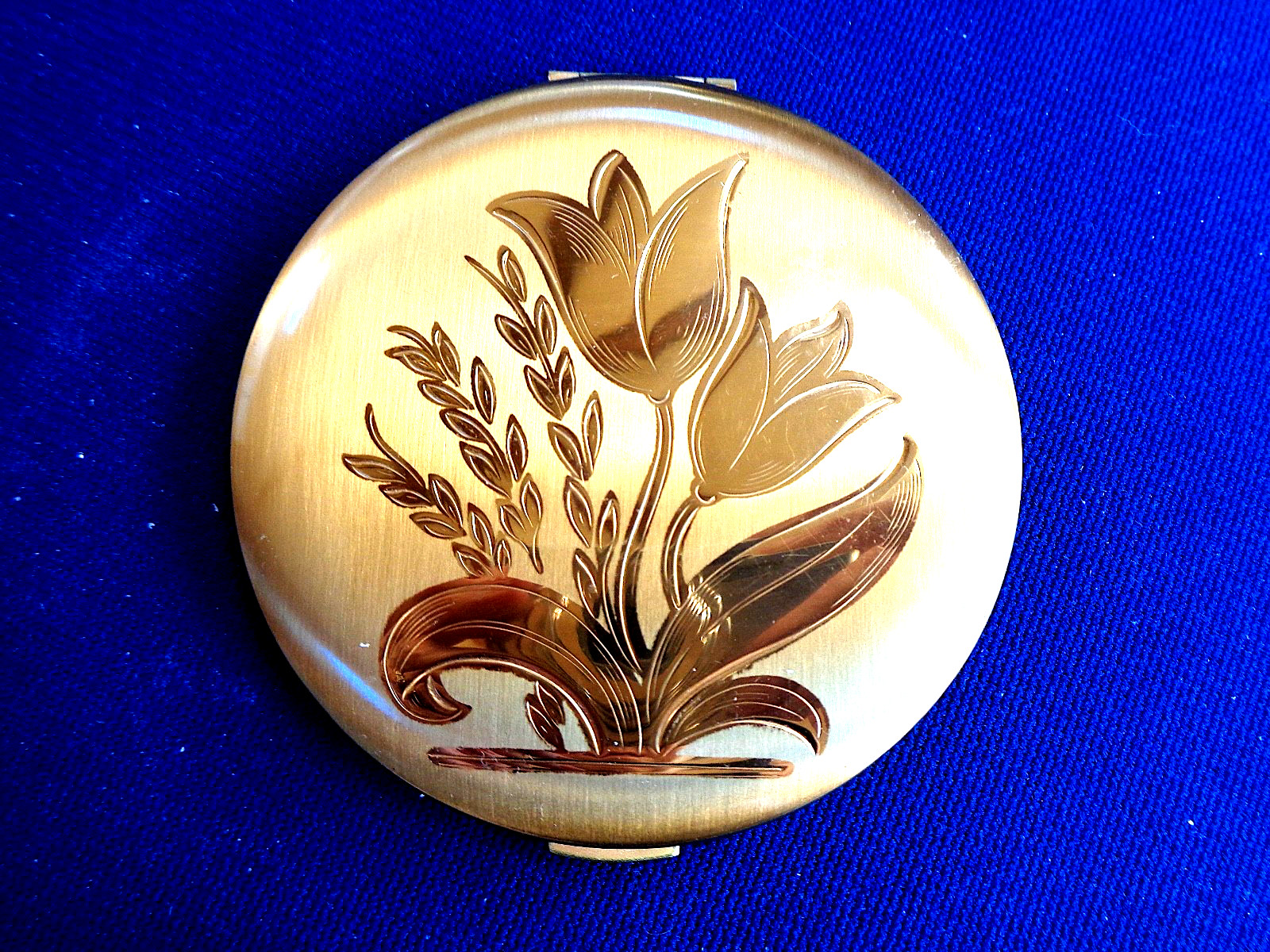 Vintage Zell Fifth Averue Compact - Mirroe Puff Powder Tulip Design Mint 3 1/2\