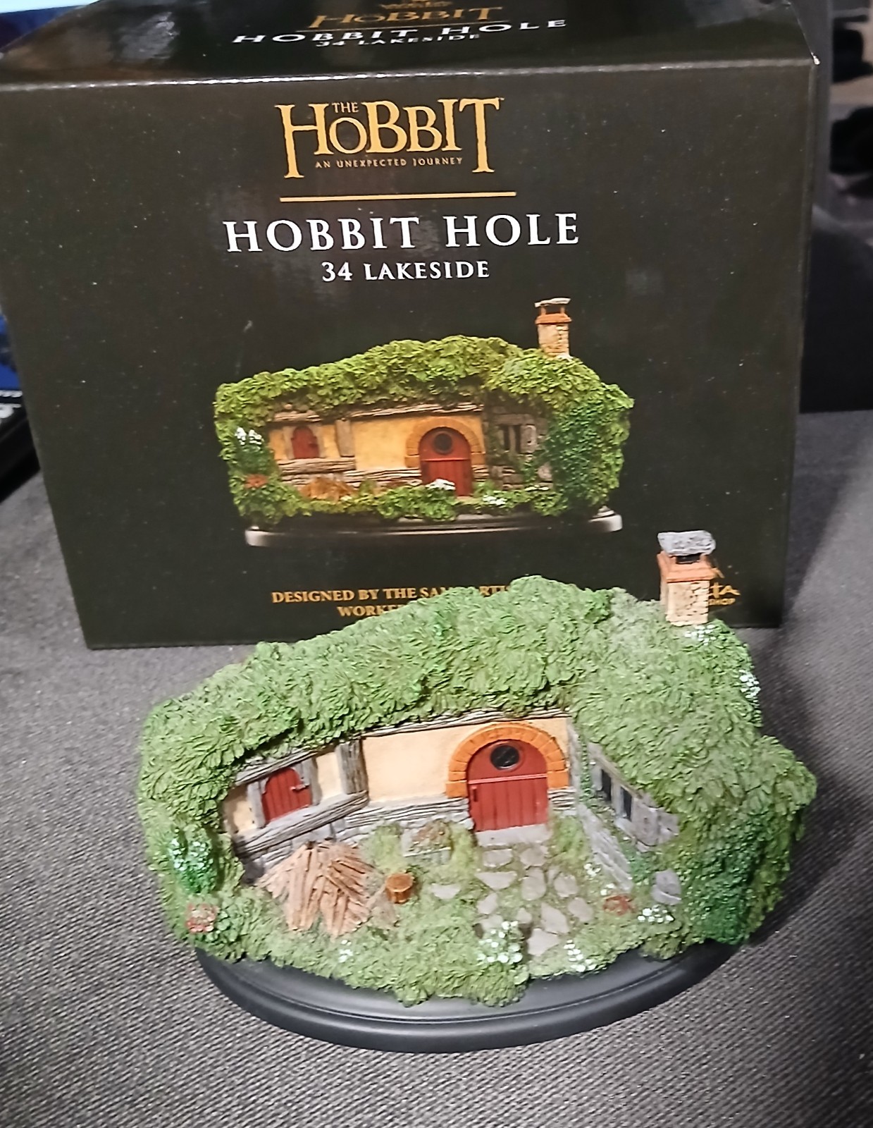 WETA WORKSHOP HOBBIT HOLE 34 Lakeside Shire w/ Box
