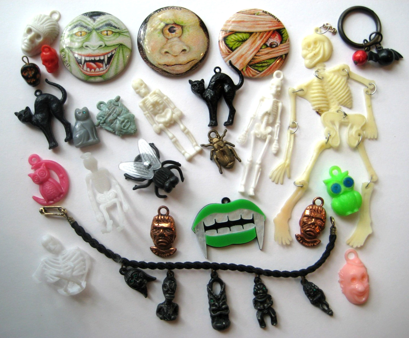VTG LOT HALLOWEEN FINDINGS CHARMS MONSTERS GUMBALL SKELETONS BUTTONS CAT SKULL