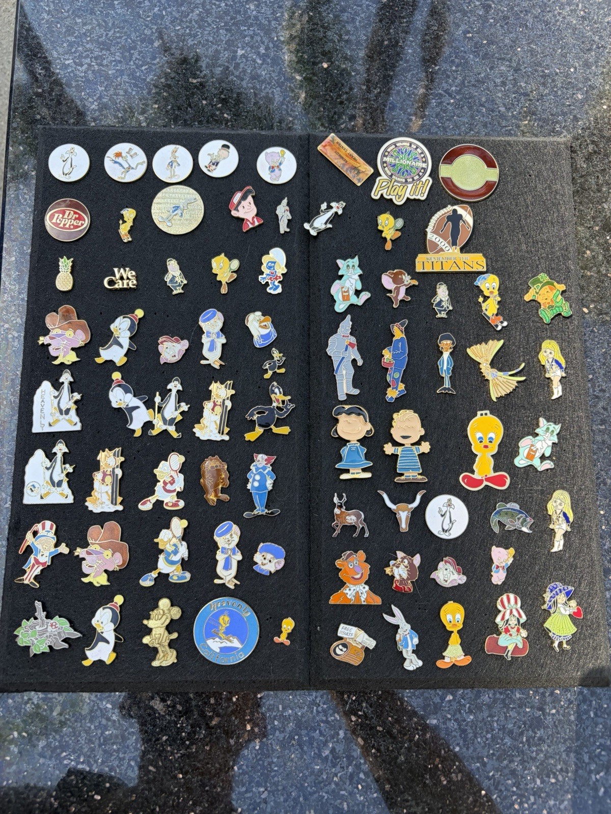 HUGE VINTAGE & COLLECTIBLE LAPEL PIN COLLECTION – 600+ PINS – 12 DISPLAY SLABS