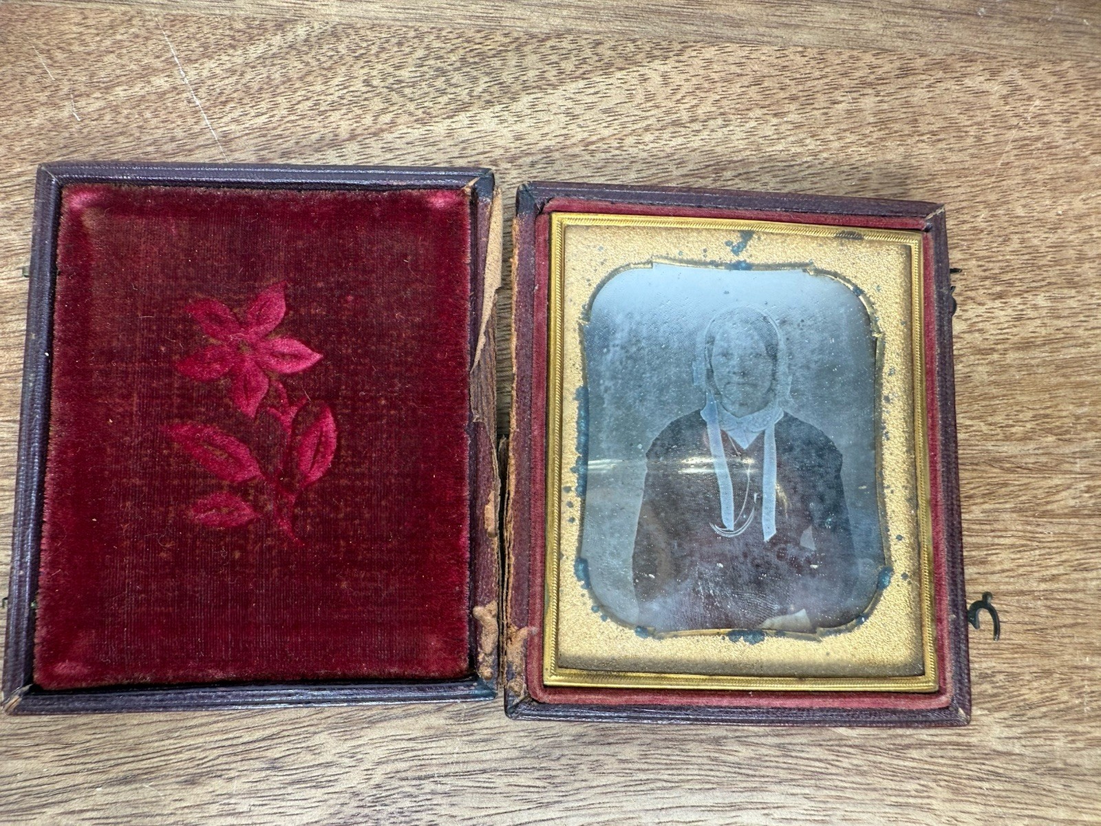 Antique Photo Tin Type Daguerreotype or Ambrotype of Young Lady in leather case