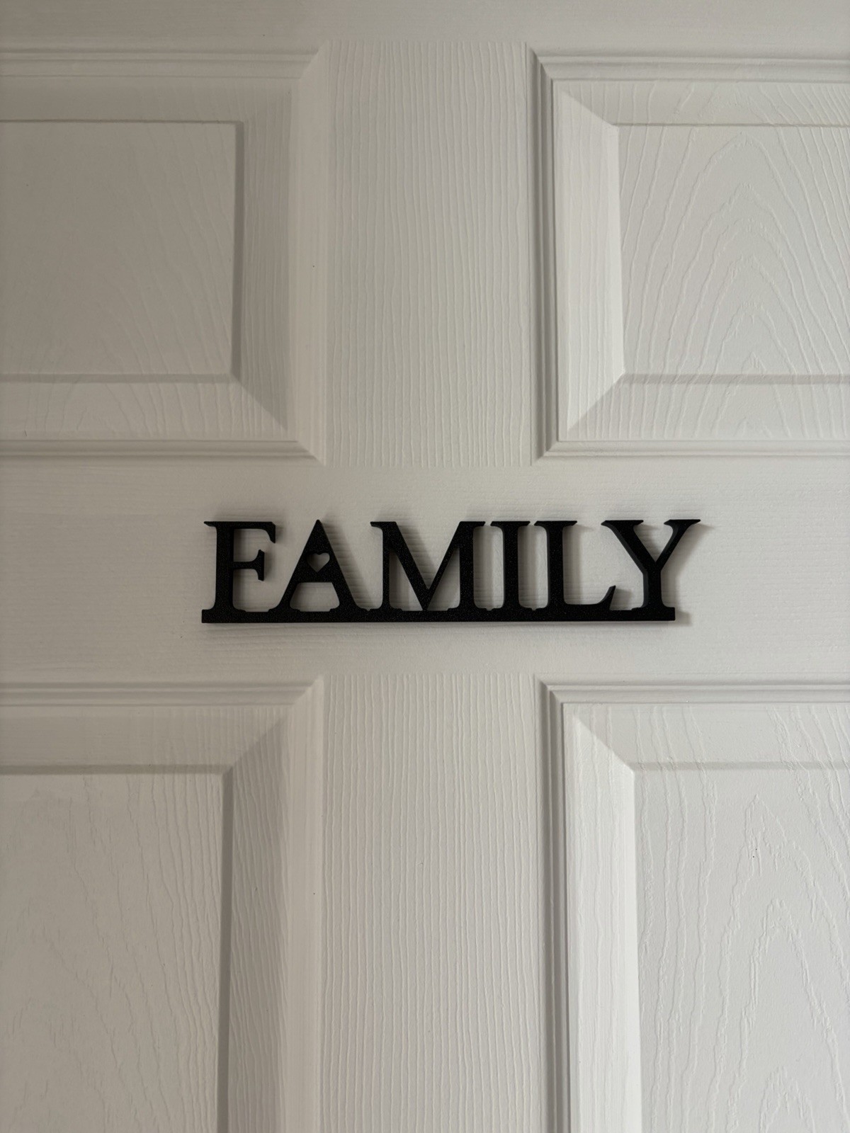 Modern Family Sign – Wall or Tabletop Home Decor Matte Black - 23 cm - Small