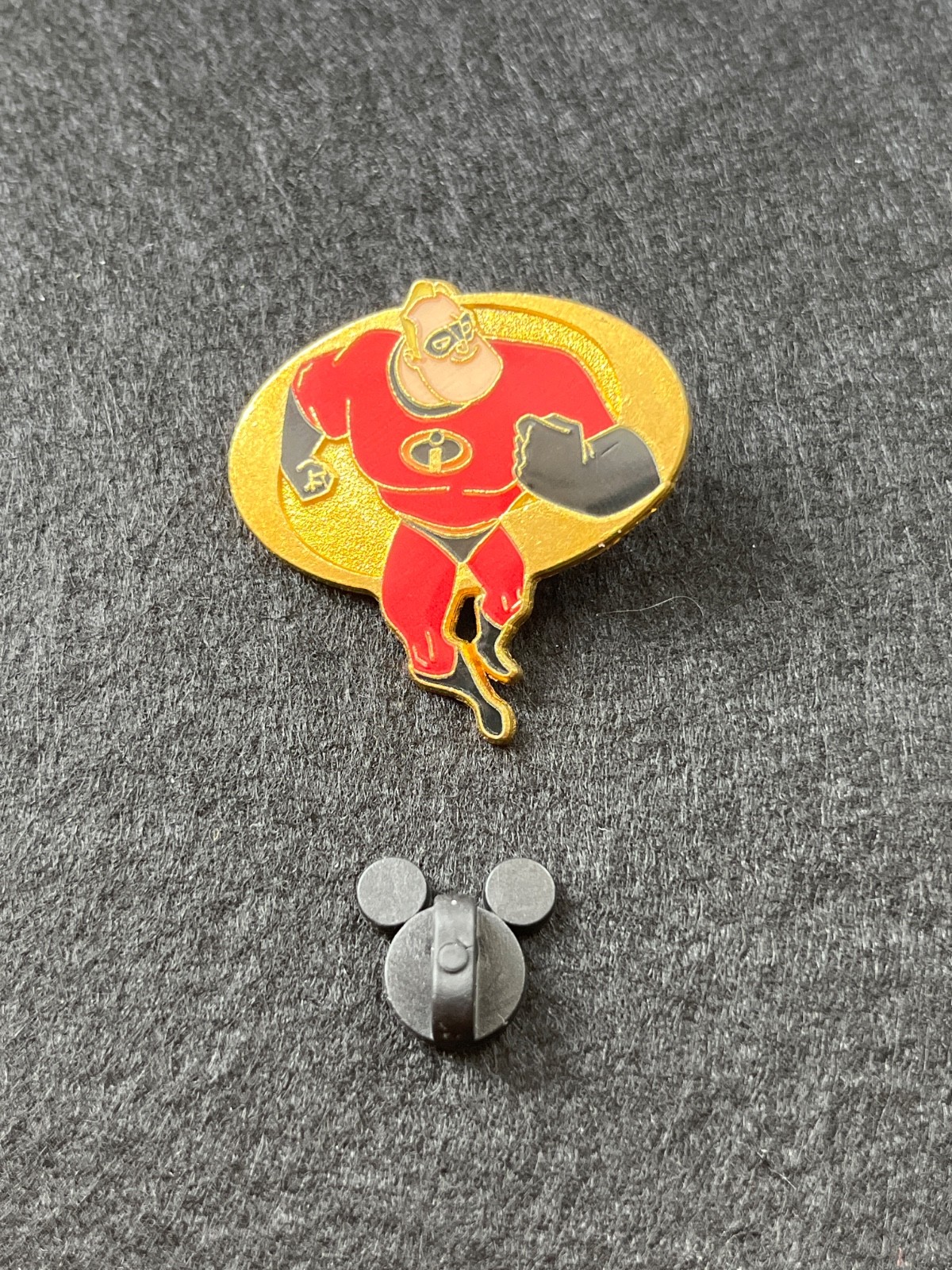 Disney Pin - The Incredibles 2 Gold - Bob (Mr. Incredible)