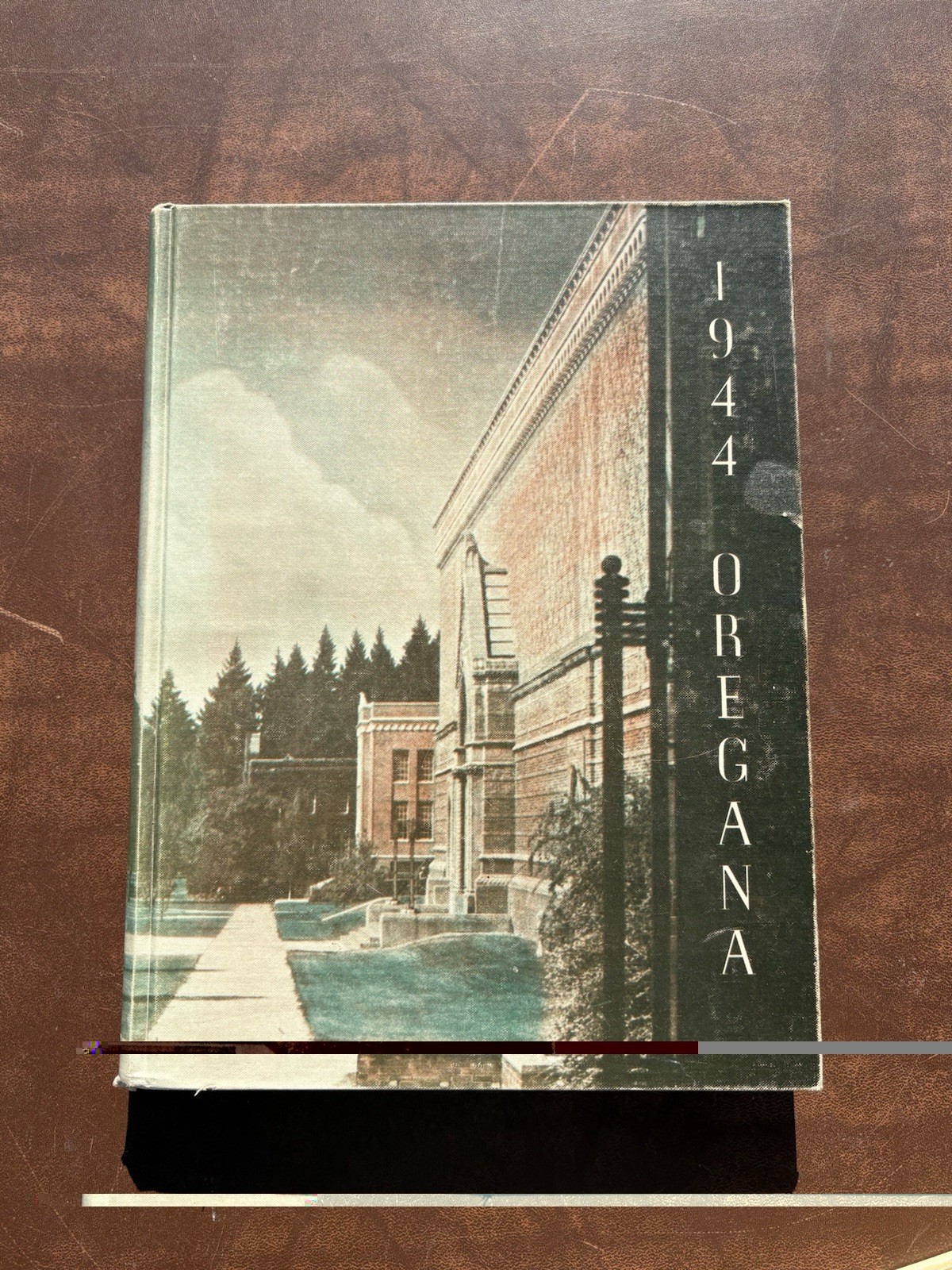 OLD VINTAGE 1944 OREGANA UNIVERSITY OF OREGON EUGENE YEARBOOK GREAT PHOTOS