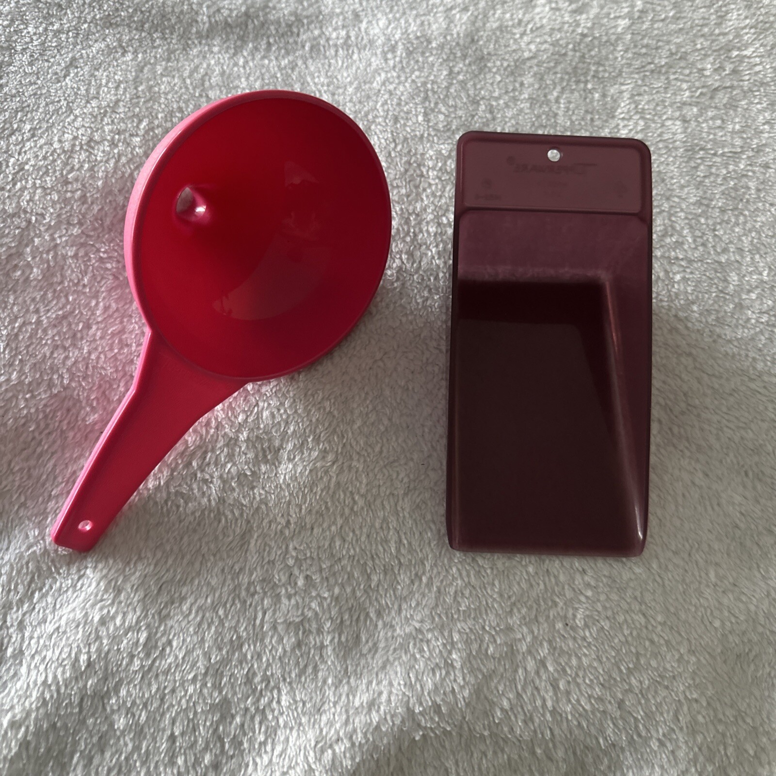 Tupperware  Large Funnel Kiss Shaped Pink & Sheer Flat Scoop New