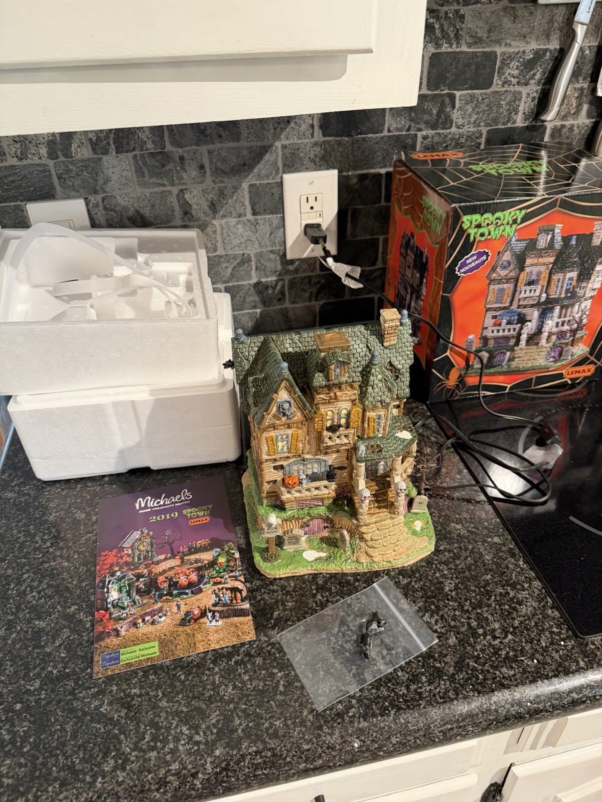 Spooky Town 2019 THE HAUNTED KNOLL #95442 Works But See Pics Horror Collector
