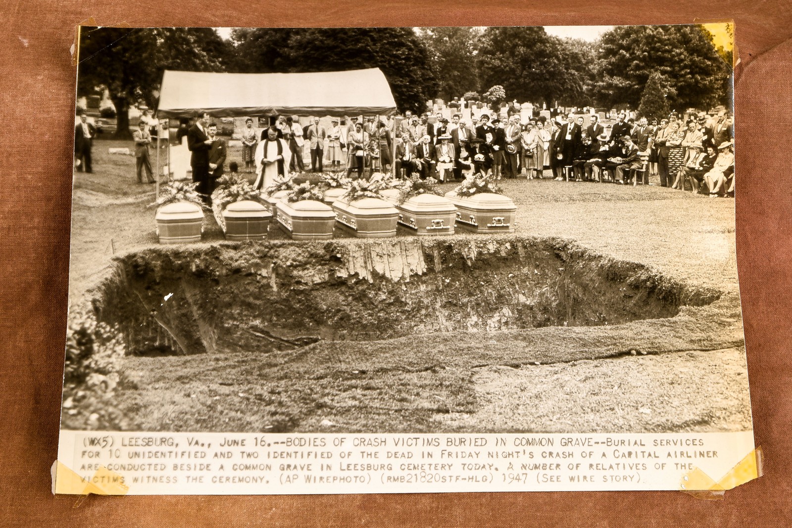 Leesburg VA Plane Crash Mass Burial 9¼x6⅝ 1947 AP Wire Photo V38