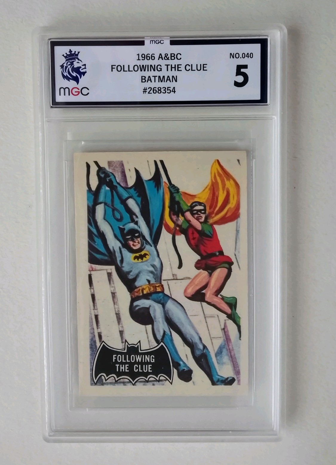 1966 A&BC BATMAN #40 FOLLOWING THE CLUE  TRADING CARD BLACK BAT MGC GRADED 5