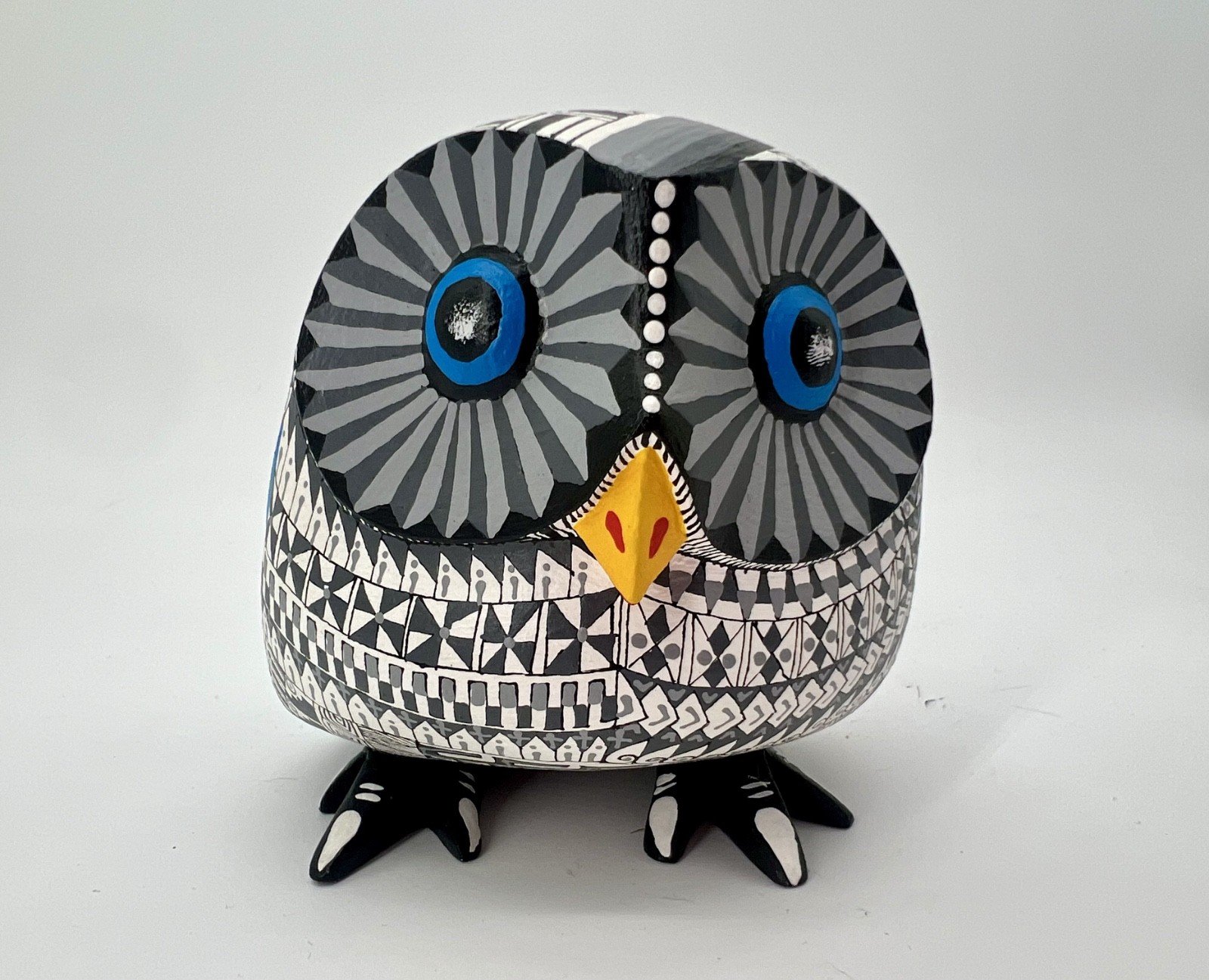 WHITE OWL-Beautiful one of a kind wood hand-carved ALEBRIJE from Oaxaca, México.