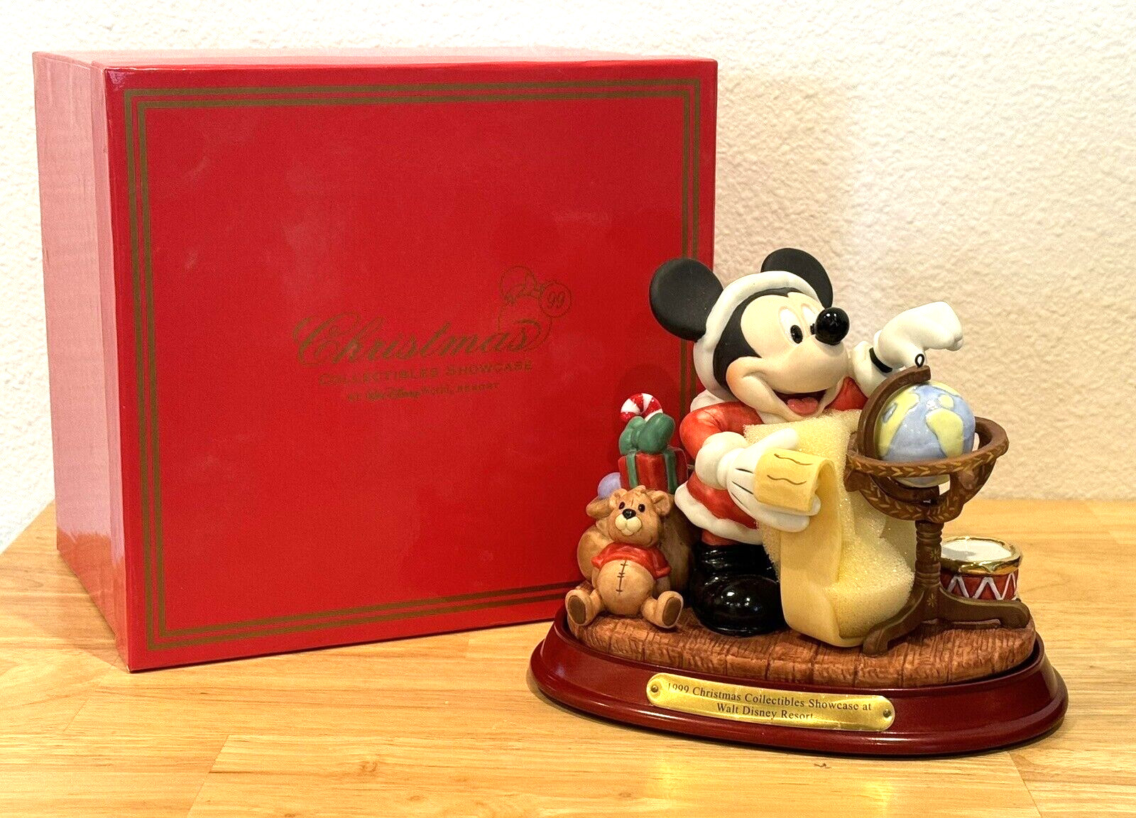 RARE HTF MICKEY MOUSE CHRISTMAS COLLECTIBLES SHOWCASE SIGNED LE 62/500 FIGURINE
