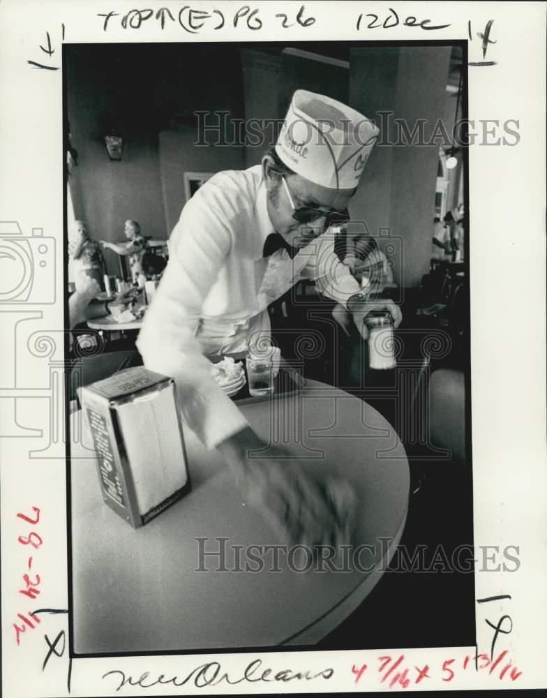1976 Press Photo Ex-sailor/waiter at Cafe du Monde Antoine Noel - noc20420