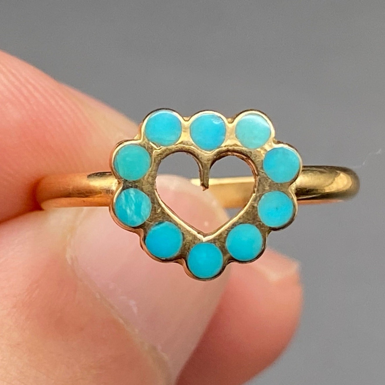 Petite Vintage Zuni Native Heart Turquoise Inlay 14K Gold Ring Size 7.5