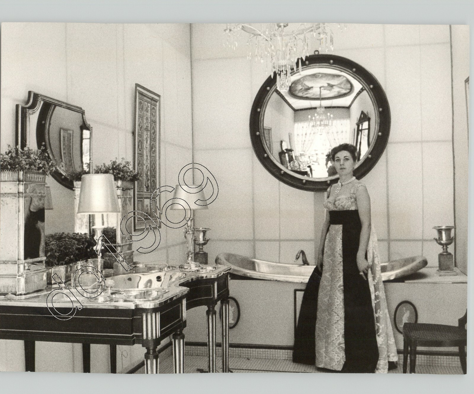 Lady Hamilton\'s FOLIE Bathroom ANTIQUES FAIR Paris c.1950s Photo GIANCARLO BOTTI