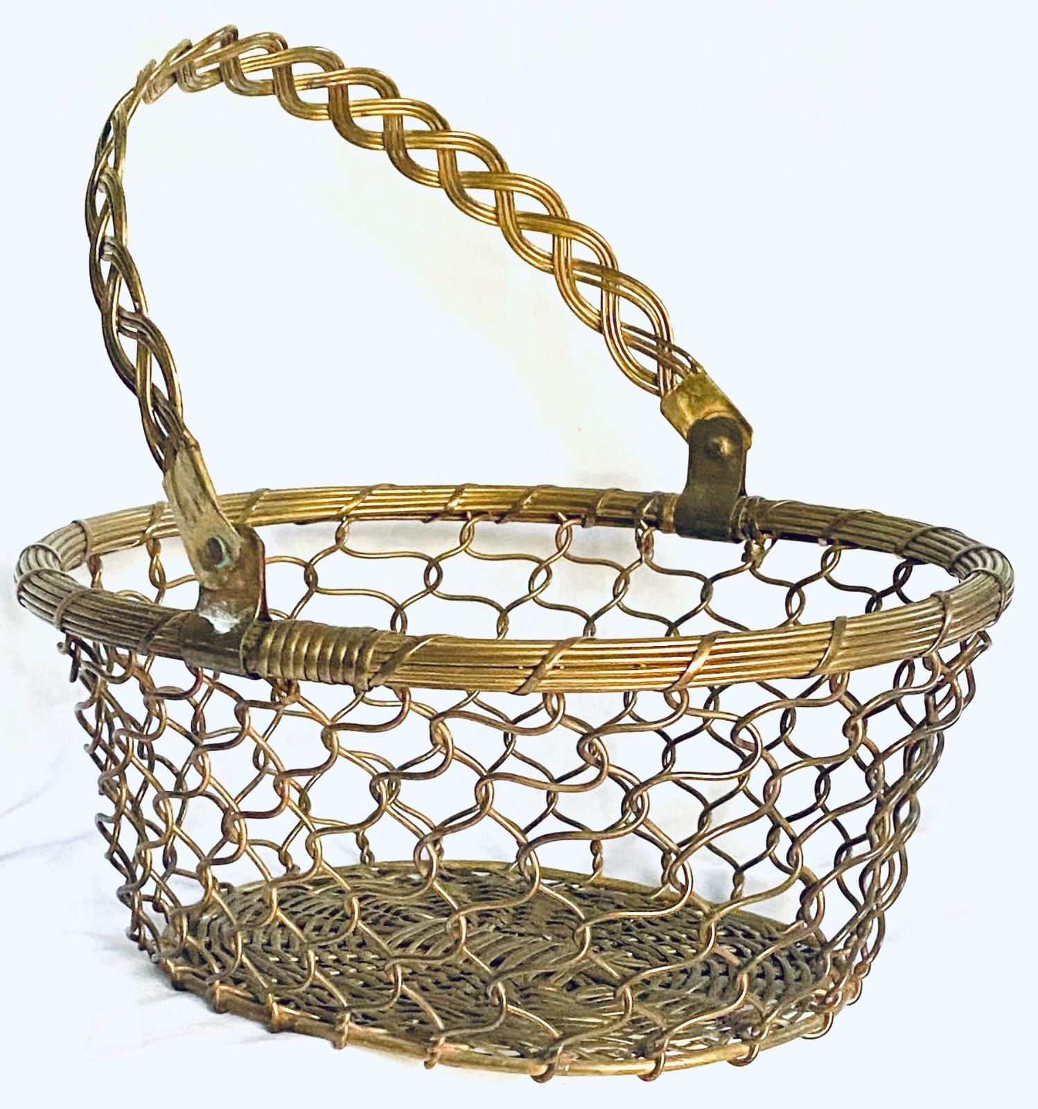 VINTAGE SOLID BRASS WOVEN WIRE BASKET BRAIDED SWIVEL HANDLE 11\