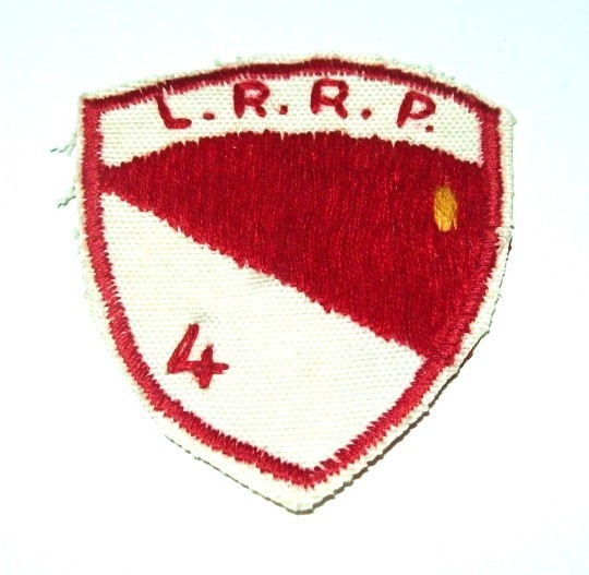 ORIGINAL 1960\'s VIETNAMESE MADE 4th CAVALRY LRRP BERET FLASH PATCH (GLOWS)