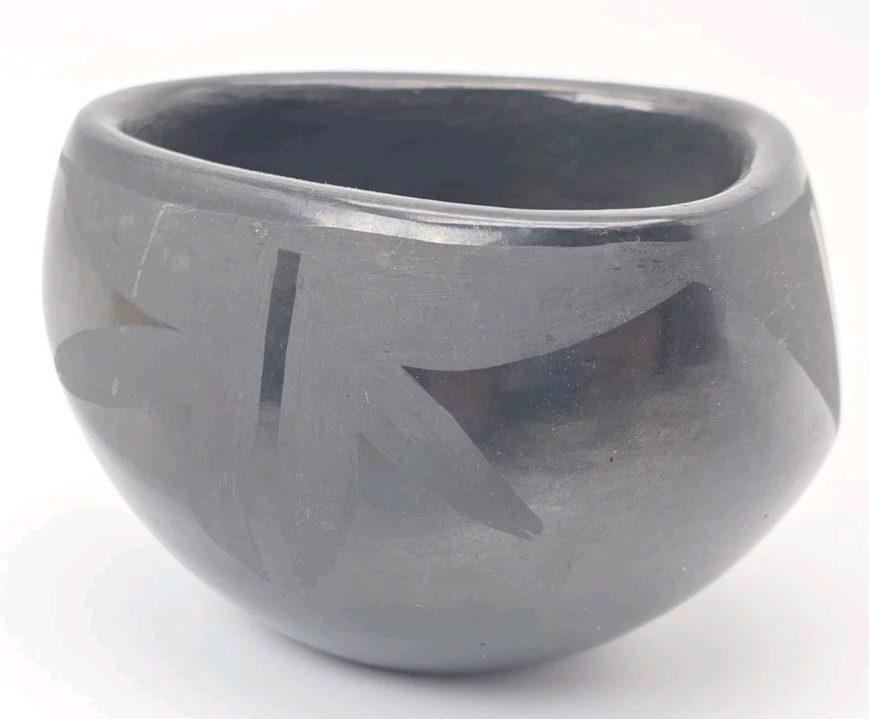 Signed CLARA C SUAZO Santa Clara Pueblo Blackware Pottery Triangle Black Pot 
