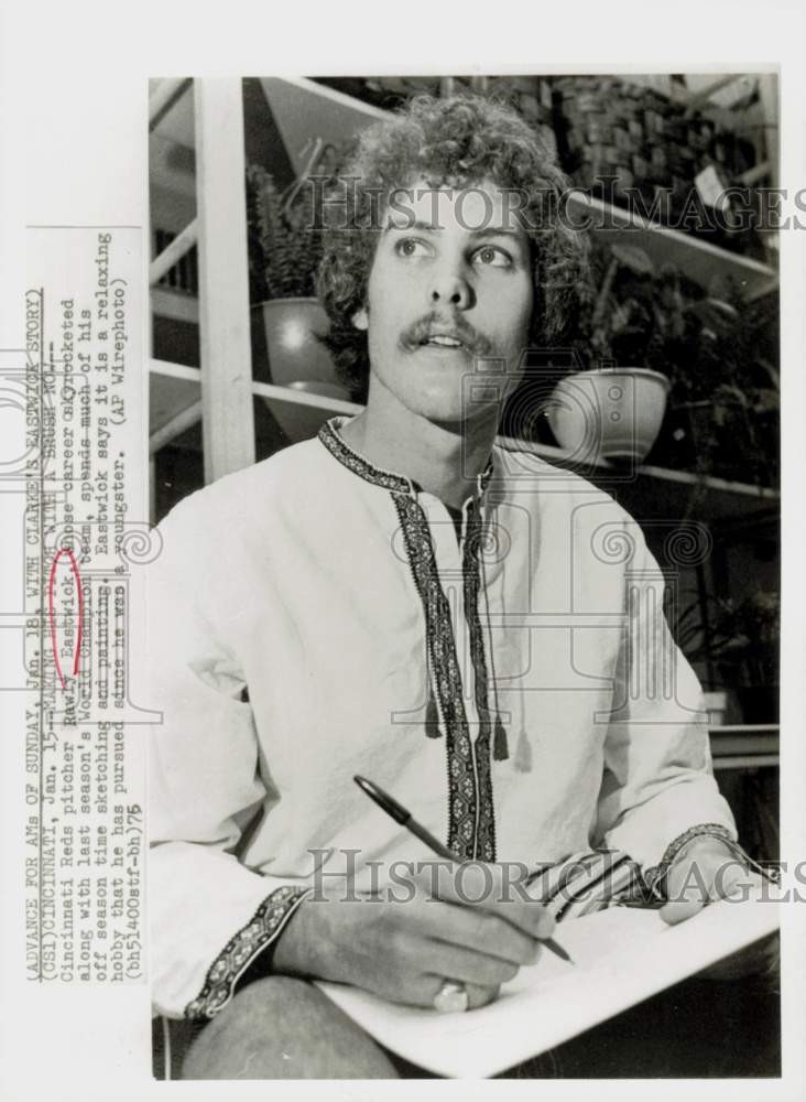 1976 Press Photo Cincinnati Reds pitcher Rawly Eastwick likes to draw and paint