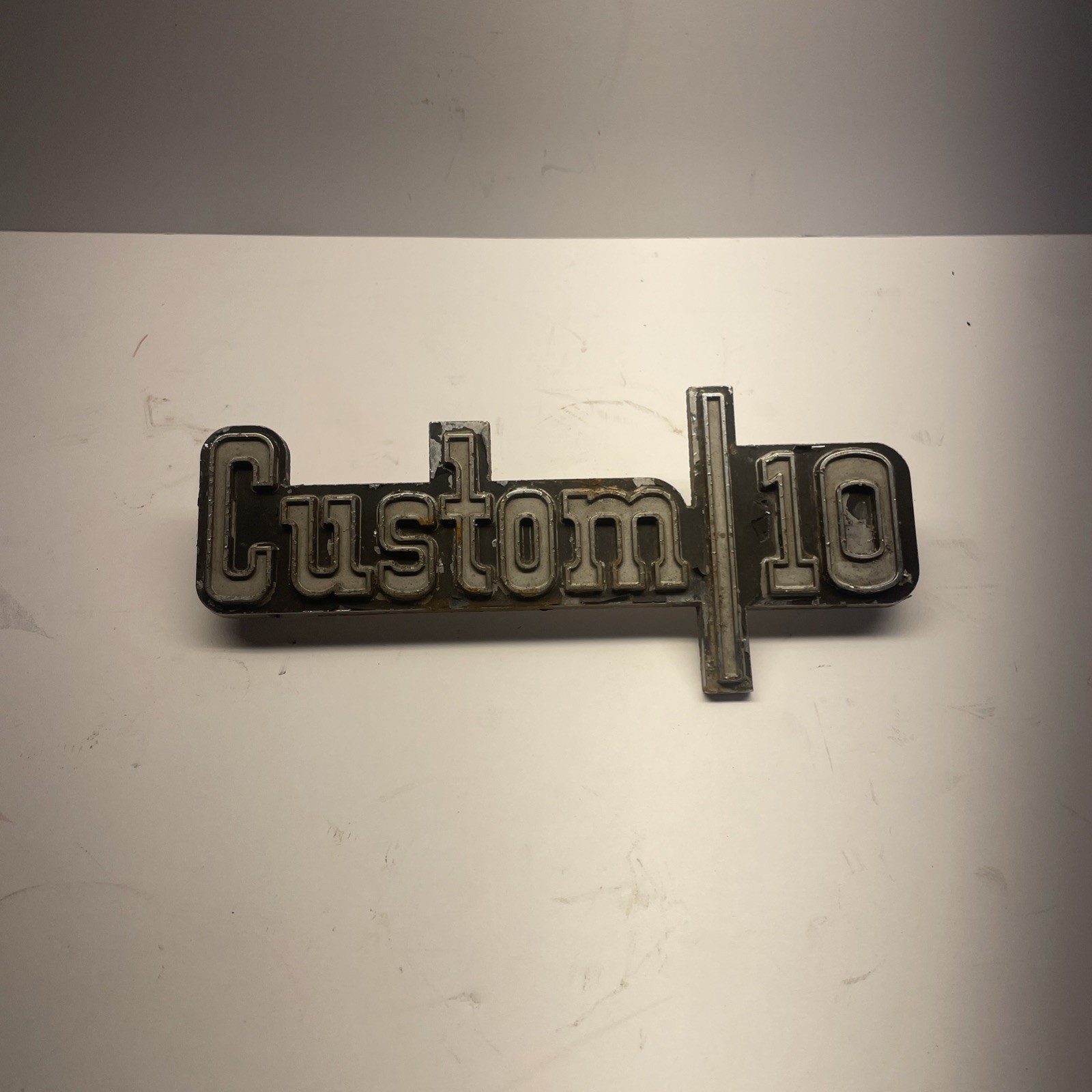 CHEVROLET CUSTOM 10 TRUCK CIRCA \'76 EMBLEM 6273123