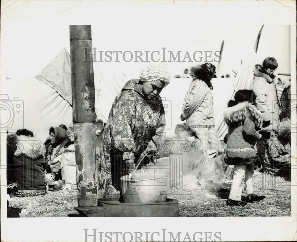 Press Photo Point Hope woman stirs pot outside - lrb34590