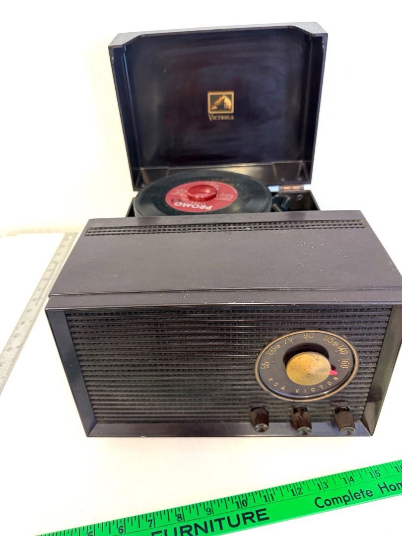 Vintage RCA Victor 4-Y-511 45 RPM Record Player Radio Bakelite MCM Working Great