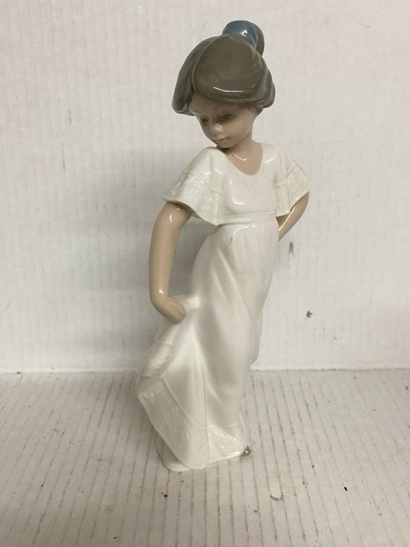 Vintage NAO LLADRO PORCELAIN FIGURINE GIRL  No 1110 1985 Retired How Pretty