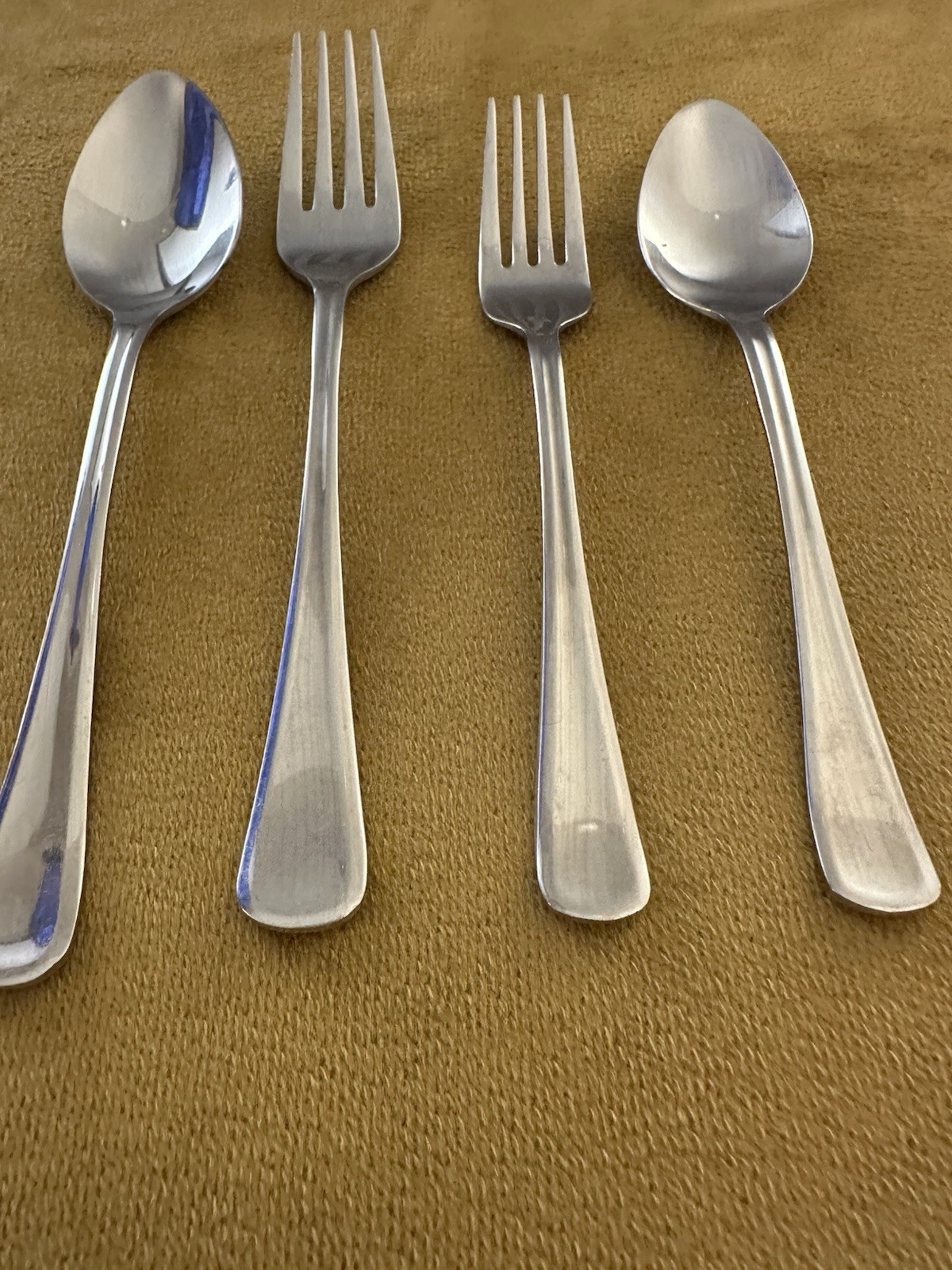 Gibson STUDIO Stainless Glossy Raised Edge Round Tip (4) Piece Setting