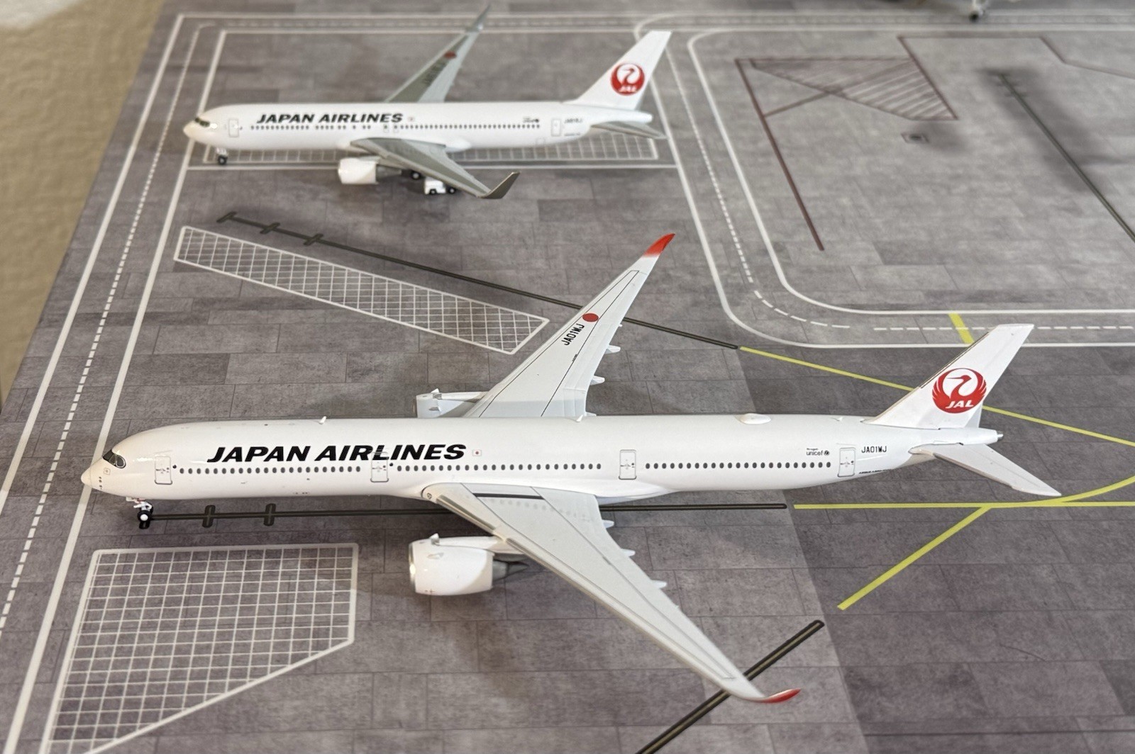 JAL JC Wing Japan Airlines Airbus A350-1000 in Current Color 1:400