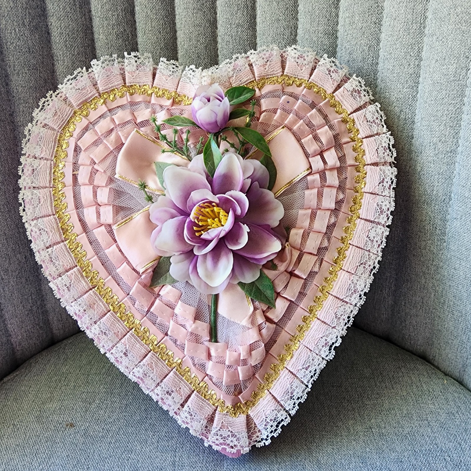 Vintage 1960s Valentine Heart Candy Box Pink Pleated Lace & Purple Floral 6J51F