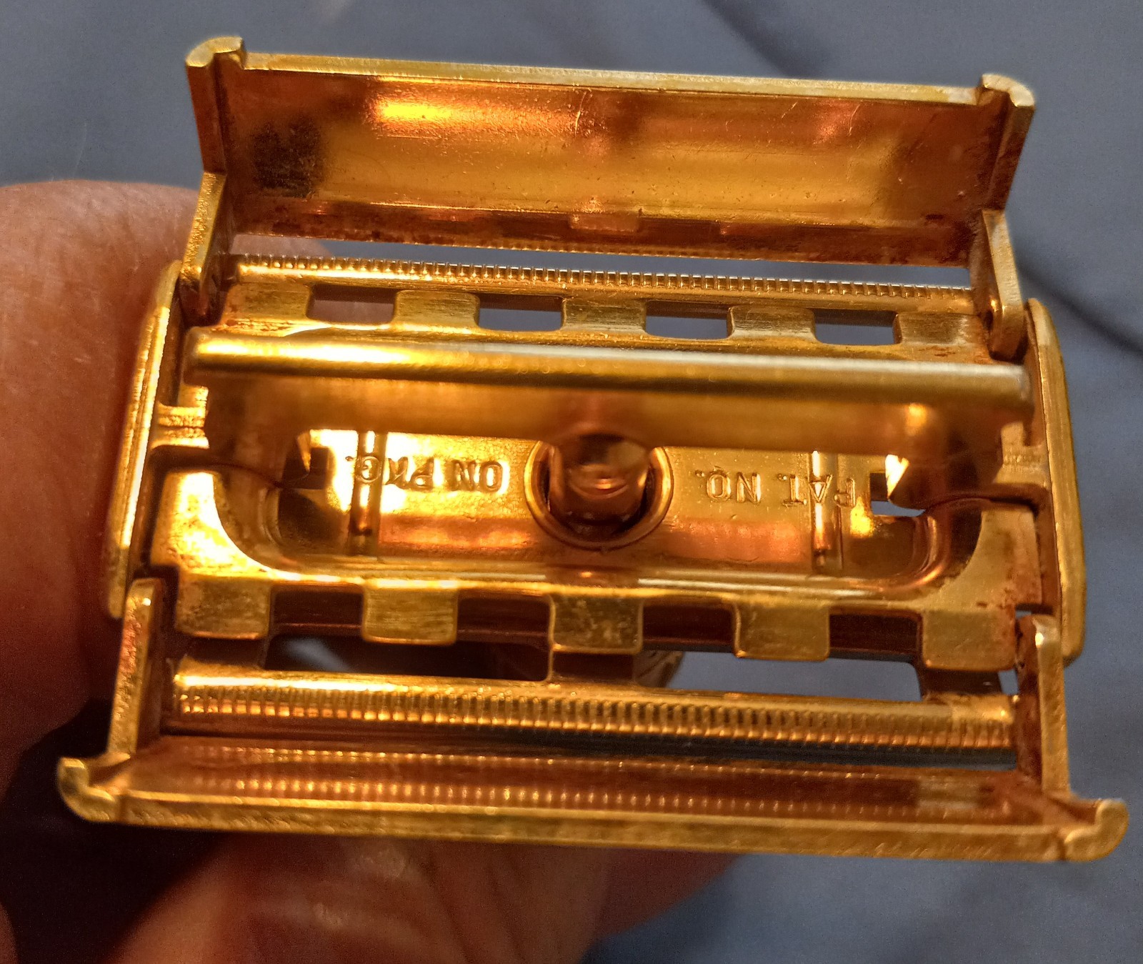 1960's GILLETTE GOLD SAFETY RAZOR – RED Dot D1 RARE - excellent condition