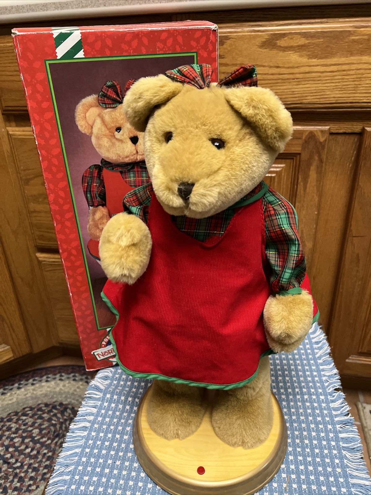 1999 Dancing Christmas Bear Musical Toys R Us Hip Swinging 18” Girl