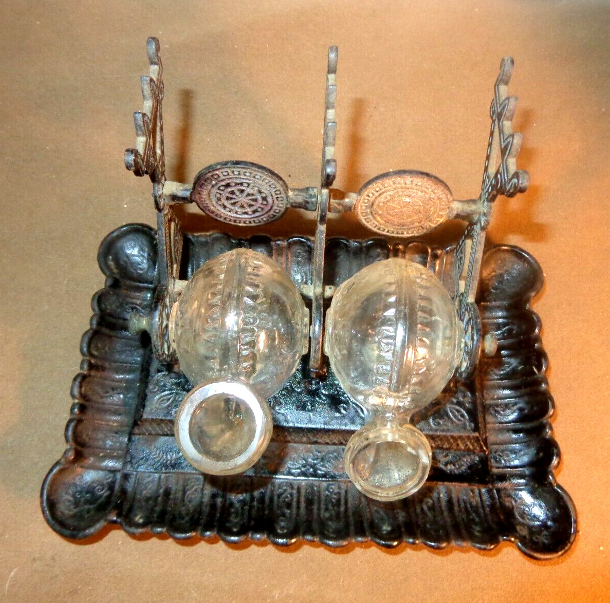 c1880 Victorian/Eastlake Double Snail Glass Cast Iron Base Tilting Inkwell