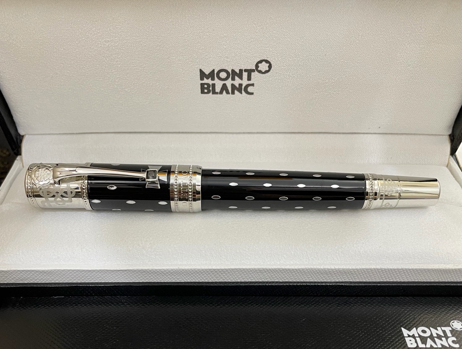Montblanc Patron of Art Queen Elizabeth Fountain Pen with Box Medium Nib