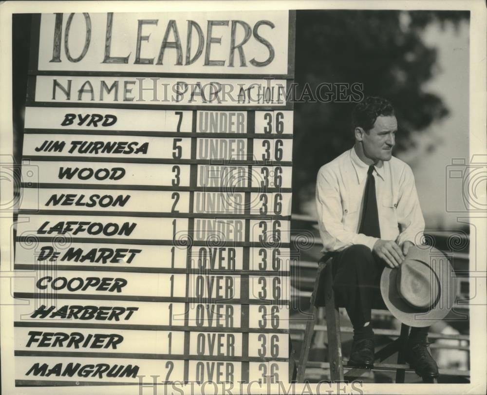 1943 Press Photo Scorer Watches Play in the Victory National Golf Tournament