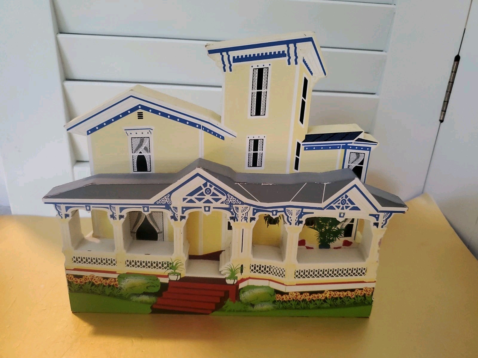 VTG 1997 Shelias Halstead House Coldwater MI Wood Shelf Sitter